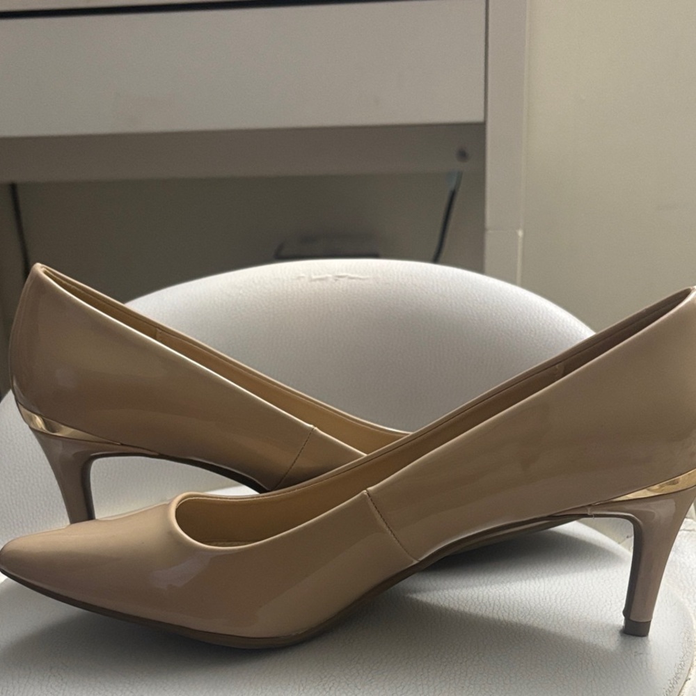 Liz Claiborne Beige Patent Pointed-Toe Mid Heel Pumps